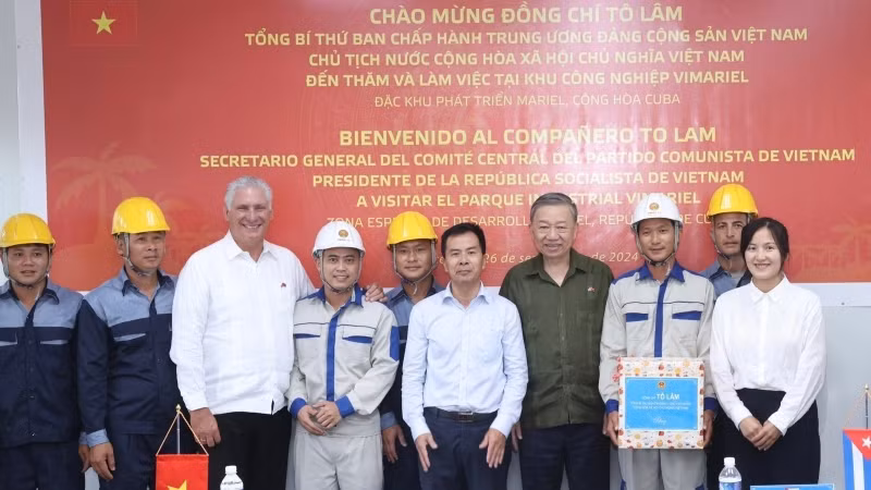 Tổng Bí thư, Chủ tịch nước Tô Lâm và Bí thư thứ nhất, Chủ tịch Cuba Miguel Diaz Canel Bermudez thăm, tặng quà công nhân Việt Nam đang thi công dự án trong khu công nghiệp ViMariel, do Tổng công ty Vigracera đầu tư. (Ảnh: Lâm Khánh/TTXVN)