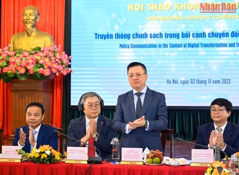 Tổng Biên tập Báo Nhân Dân Lê Quốc Minh, Giám đốc quốc gia KOICA Việt Nam Cho Han-Deog, Giám đốc Học viện Báo chí và Tuyên truyền Phạm Minh Sơn và các đại biểu chủ trì Hội thảo.