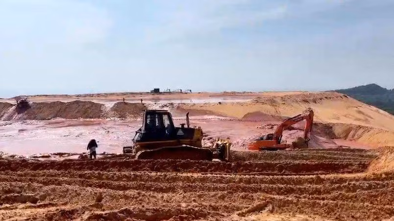 Các lực lượng chức năng khẩn trương tìm kiếm nạn nhân còn mất tích.