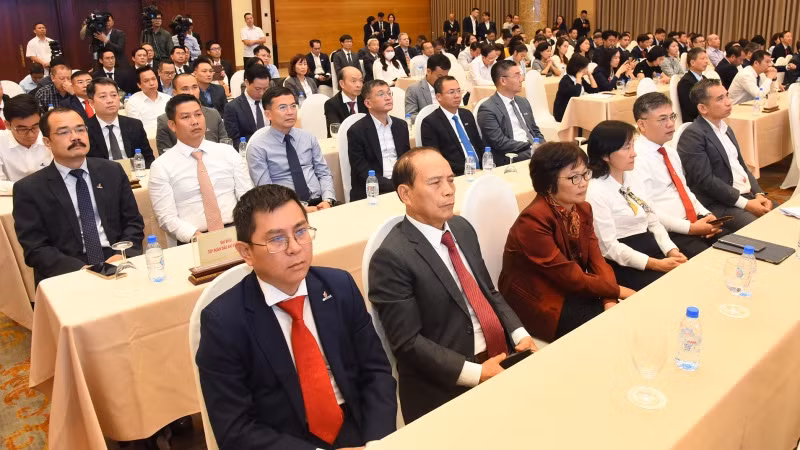 Các đại biểu tham dự buổi lễ.