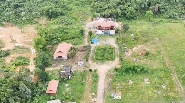 Hiện trạng các công trình xây dựng trái phép trên đất nông nghiệp tại khu vực Đồng Bản, xã Xuân Liên (huyện Nghi Xuân).