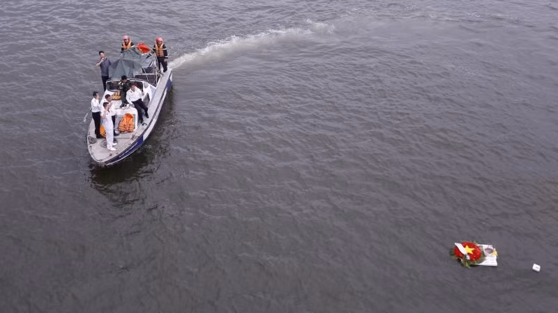 Vòng hoa tưởng niệm được thả xuống biển, tưởng nhớ các Anh hùng, liệt sĩ Gạc Ma.