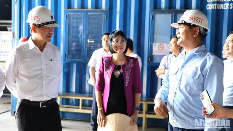 Bí thư Tỉnh ủy Đồng Nai Nguyễn Hồng Lĩnh cùng Phó Chủ tịch Ủy ban nhân dân tỉnh Nguyễn Thị Hoàng thị sát công trình nhà máy nhiệt điện Nhơn Trạch 3, 4 vào tháng 12/2023.