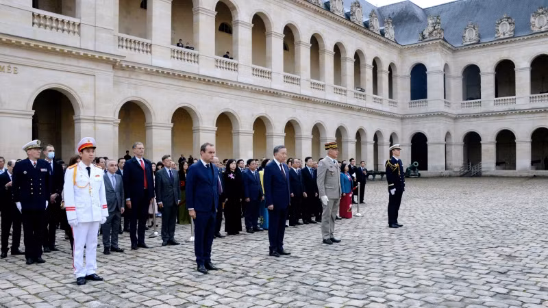 Lễ đón chính thức Tổng Bí thư, Chủ tịch nước Tô Lâm cùng Đoàn đại biểu cấp cao Việt Nam thăm chính thức Cộng hòa Pháp diễn ra trọng thể tại Điện Invalides, thủ đô Paris.