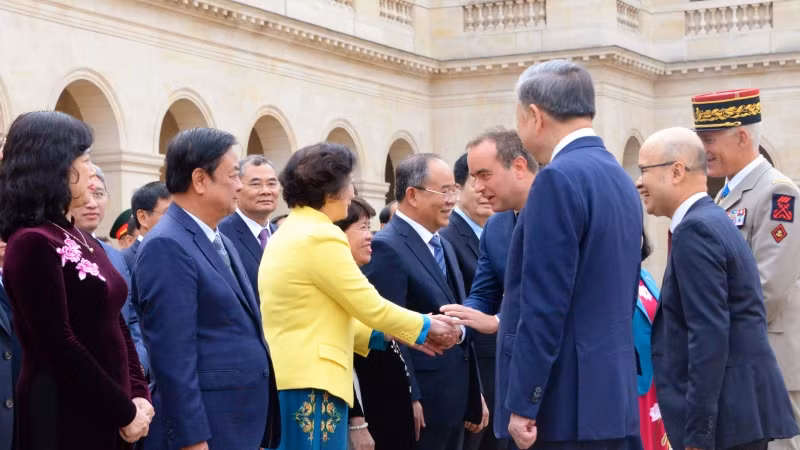 Lễ đón chính thức Tổng Bí thư, Chủ tịch nước Tô Lâm cùng Đoàn đại biểu cấp cao Việt Nam thăm chính thức Cộng hòa Pháp diễn ra trọng thể tại Điện Invalides, thủ đô Paris.
