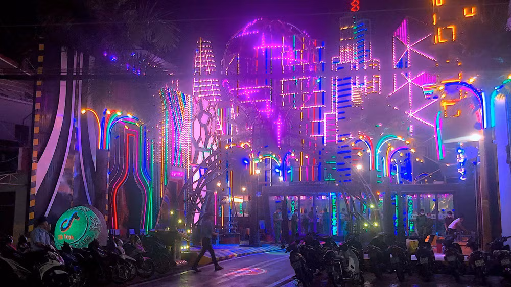 Công an TP Cà Mau “đột kích” kiểm tra cơ sở giải trí “Beer club Tiktok” vào rạng sáng 13/9.