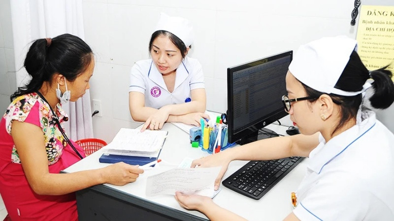 Quyền lợi bảo hiểm y tế vẫn được bảo đảm khi áp dụng khung giá khám, chữa bệnh mới. (Ảnh minh họa: HẢI NAM/Báo Nhân Dân)