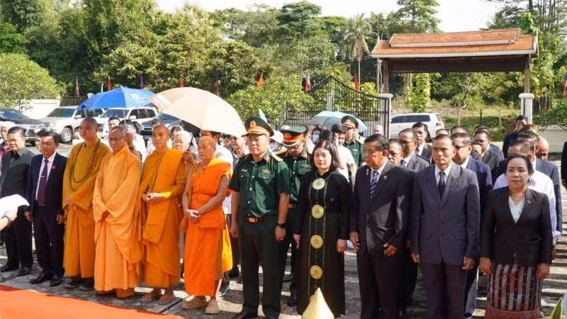 Tham dự lễ dâng hương có đông đảo kiều bào, tăng ni, phật tử, đại diện chính quyền địa phương, đại diện các cơ quan Việt Nam bên cạnh Đại sứ quán. (Ảnh: Xuân Sơn)