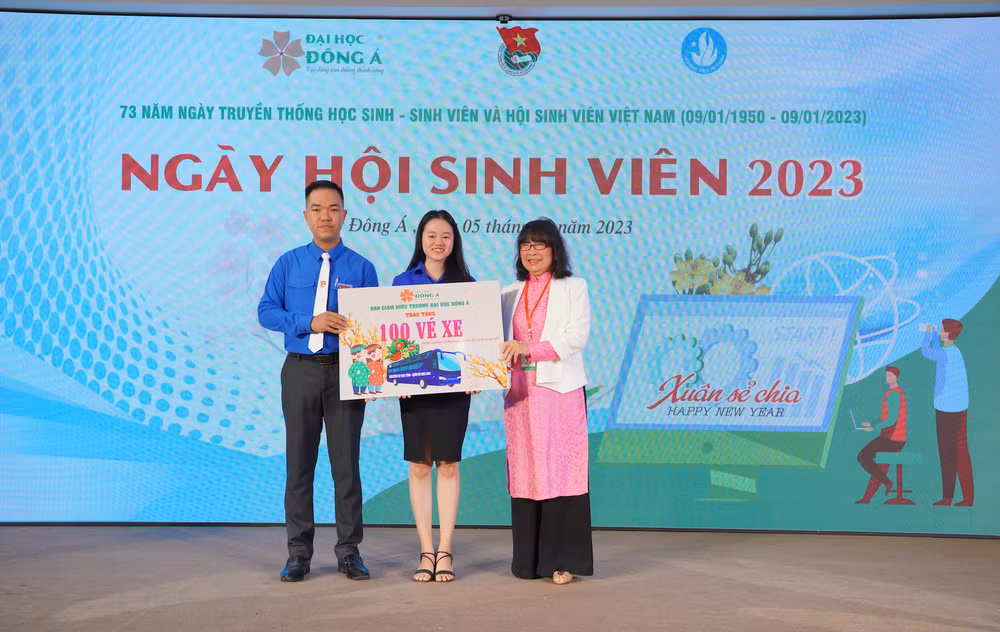 Đại học Đông Á dành tặng hàng trăm vé xe Tết cho sinh viên miền trung.