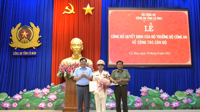 Thường trực Tỉnh ủy Cà Mau và Giám đốc Công an tỉnh trao quyết định và tặng hoa chúc mừng Thượng tá Lê Tấn Vinh (giữa) nhận nhiệm vụ mới.