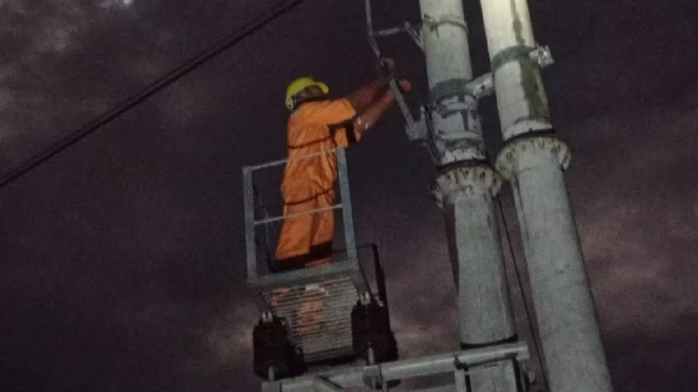 Công nhân Công ty Điện lực Điện Biên dò tìm khắc phục sự cố trên tuyến đường dây 110kV Tuần Giáo.