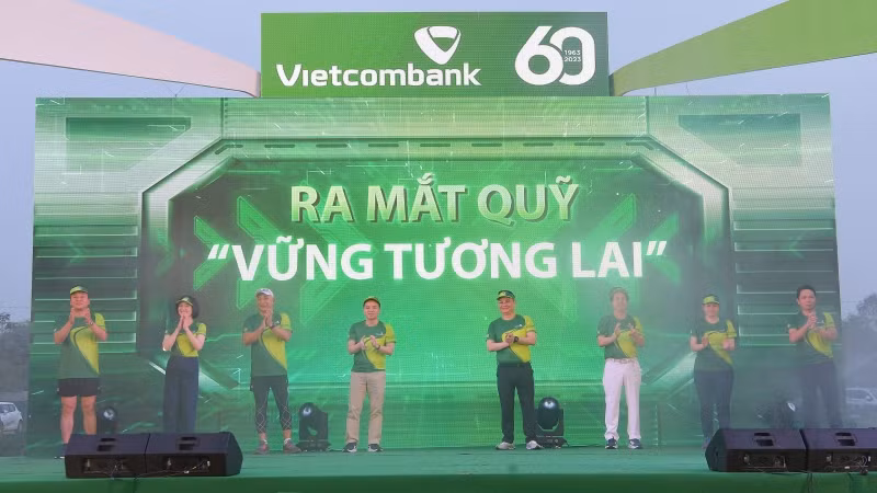 Các thành viên Ban lãnh đạo Vietcombank thực hiện nghi thức ra mắt Quỹ “Vững tương lai”.