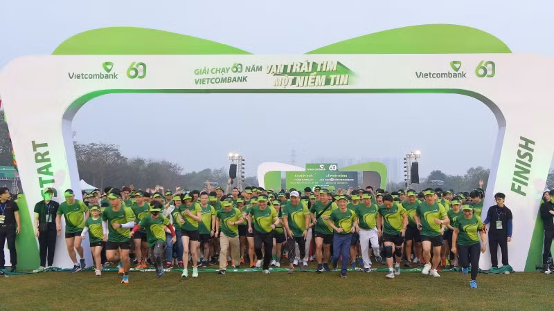 Ban lãnh đạo cùng hơn 3.000 vận động viên là cán bộ, người thân và khách hàng của Vietcombank tại điểm cầu Hà Nội khởi động và tham gia giải chạy 60 năm Vietcombank “Vạn trái tim - Một niềm tin”, đóng góp cho Quỹ “Vững tương lai”.