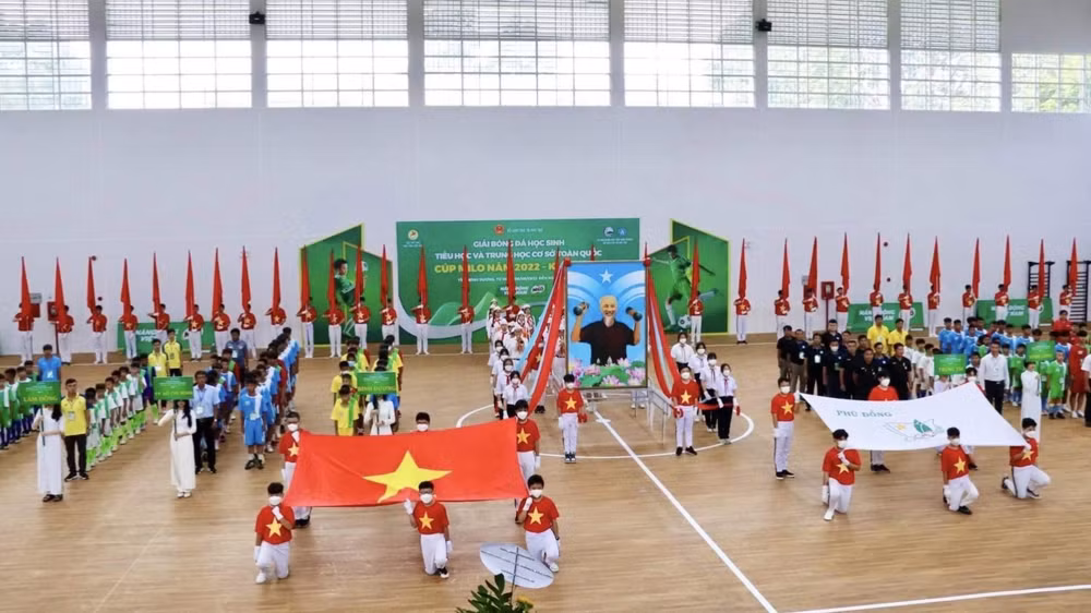 Các đội tham dự giải bóng đá.