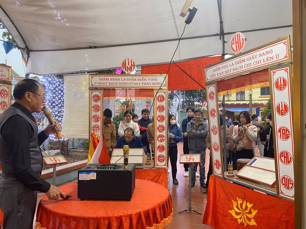 Chơi tổ tôm điếm.