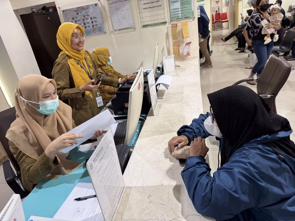 Nhân viên Trung tâm y tế Tanah Abang ở Jakarta đón tiếp người dân tham gia Chương trình kiểm tra sức khỏe miễn phí. Ảnh: TTXVN