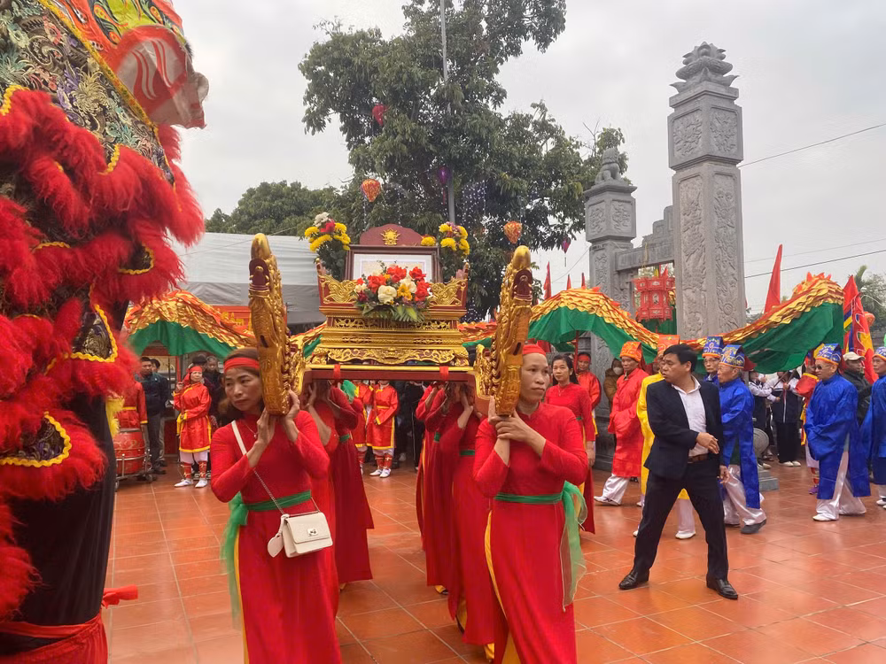 Lễ rước Quyết định công nhận Di sản văn hóa phi vật thể quốc gia Lễ hội Báo Bản làng Nộn Khê từ UBND xã Yên Từ về đình làng Nộn Khê.