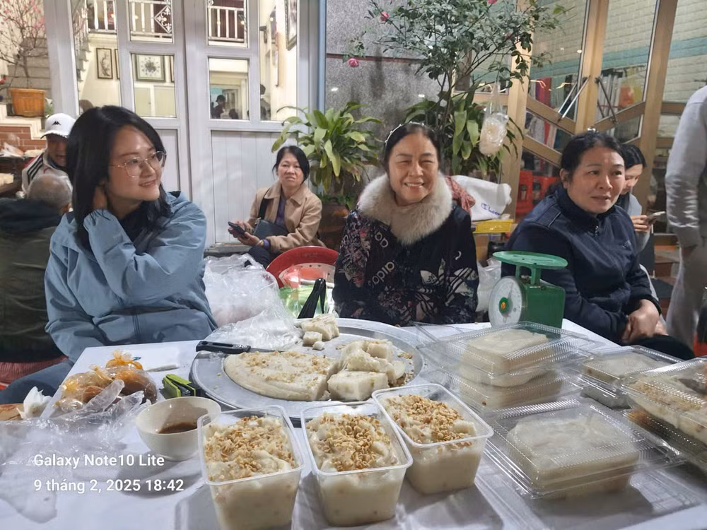 Chợ đêm của làng Nộn Khê nổi tiếng với món bánh đúc truyền thống.