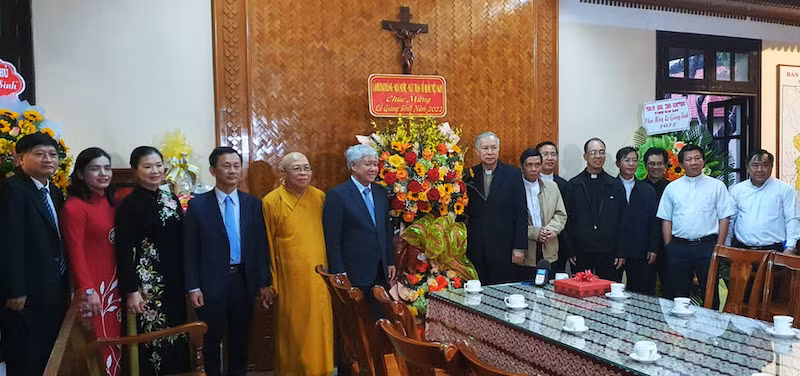 Đoàn công tác của Ủy ban Mặt trận Tổ quốc Việt Nam và lãnh đạo tỉnh Kon Tum thăm, chúc mừng Tòa giám mục Giáo phận Kon Tum nhân dịp Giáng sinh 2022.