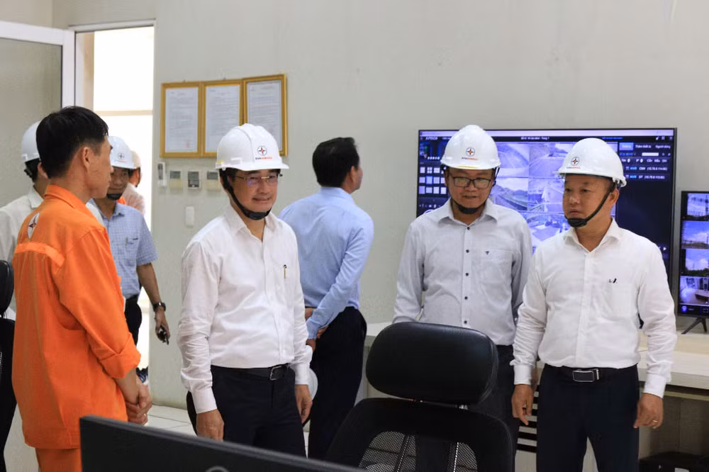 Đoàn công tác đến kiểm tra tại Phòng Điều khiển trung tâm Nhà máy Thủy điện Buôn Kuốp.