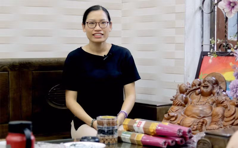 Chị Phương giới thiệu quá trình đưa nghề hương truyền thống đến với các thị trường quốc tế.