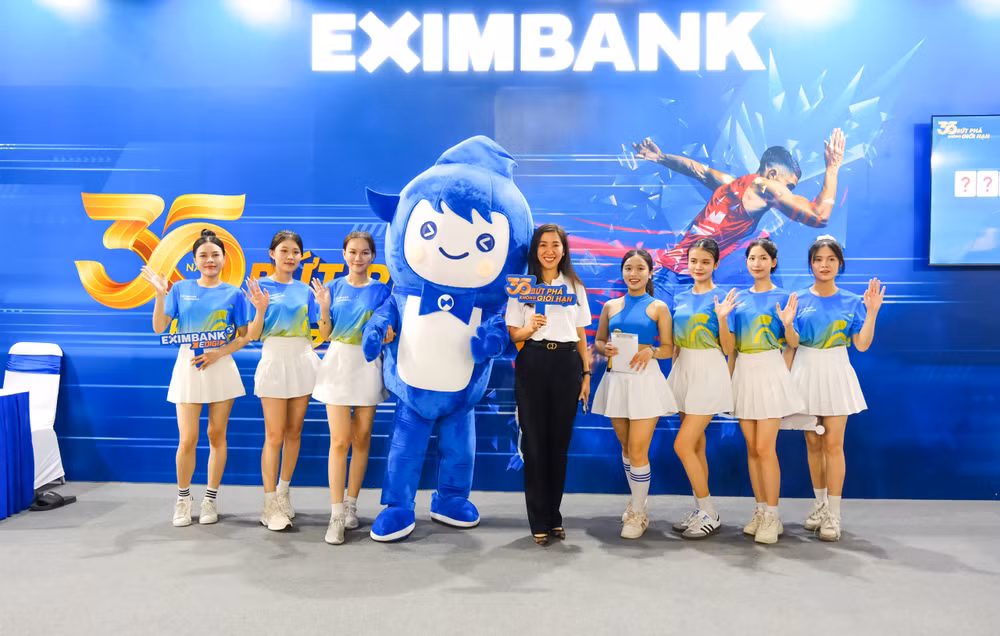 Với vẻ ngoài “điển trai”, thân thiện và vui vẻ, Elias – linh vật của Eximbank đã thu hút đông đảo các runner và người tham dự đến check-in tại gian hàng.