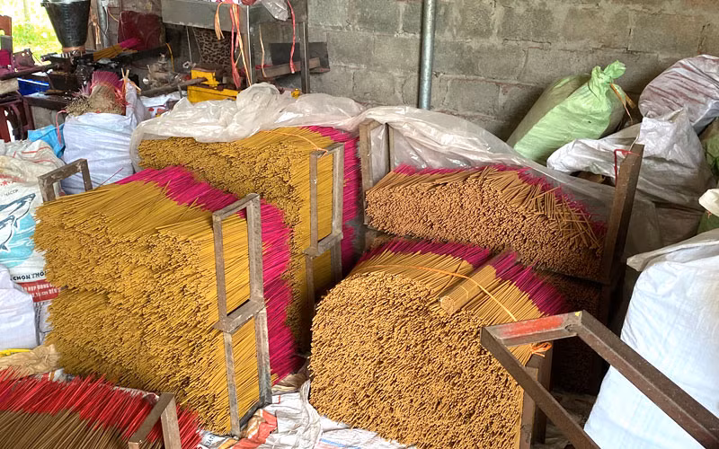 Từng chồng hương tăm tắp sẵn sàng để vận chuyển đến tay khách hàng.