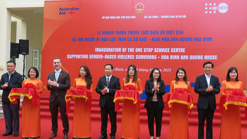 Các đại biểu cắt băng khánh thành Ngôi nhà Ánh Dương tại Hòa Bình. (Ảnh: NGÂN ANH)