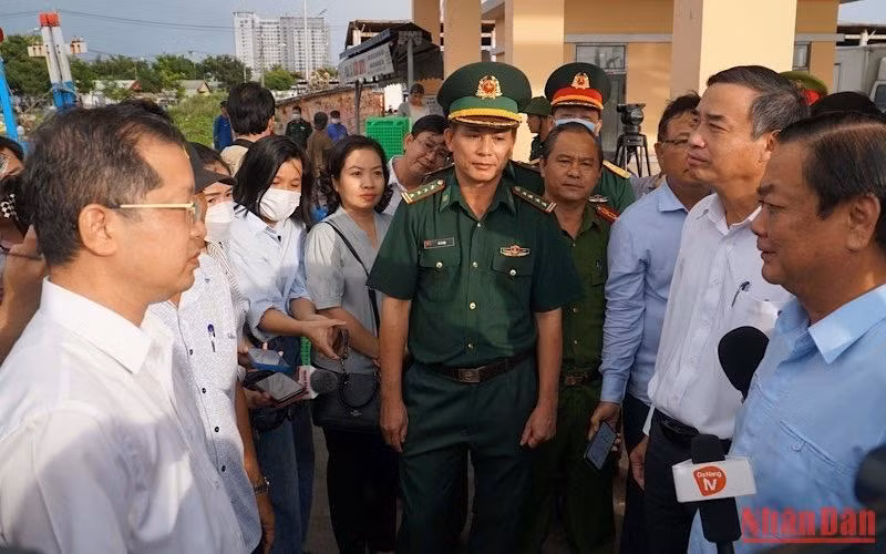 Đoàn kiểm tra tại Cảng cá Thọ Quang.