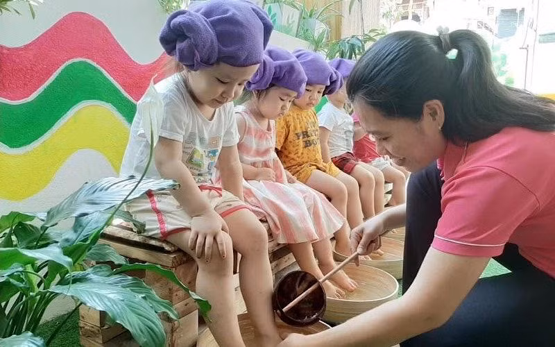 Cô và trò trường mầm non Ngọc Lan, quận Hải Châu, TP Đà Nẵng trong giờ học kỹ năng.