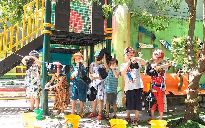 Học trò trường mầm non Ngọc Lan, quận Hải Châu, TP Đà Nẵng trải nghiệm làm việc nhỏ có ích.