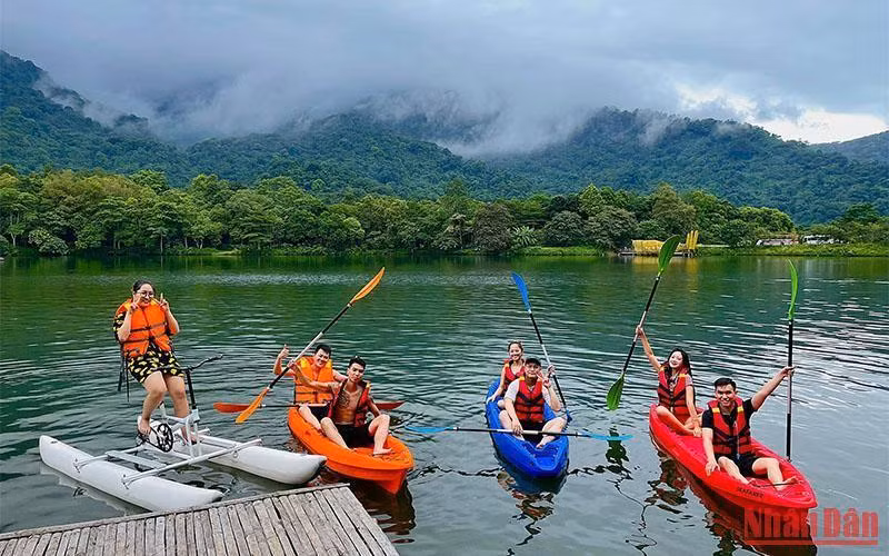 Khách du lịch tham gia các hoạt động tại khu du lịch Thiên Sơn-Suối Ngà trong dịp nghỉ lễ 2/9.