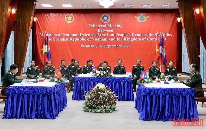 Quang cảnh hội đàm giữa Bộ trưởng Quốc phòng ba nước Lào, Việt Nam, Campuchia.