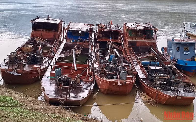 Khu vực lưu giữ các lô tài sản tại xã Tân Phong, Phù Yên không thấy niêm yết thông tin đấu giá theo quy định.