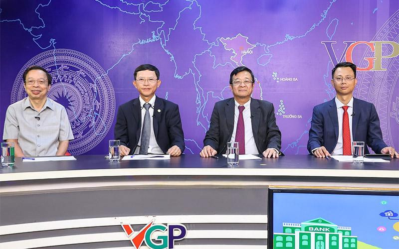 Các vị khách mời tham dự Tọa đàm trực tuyến "Ngành Ngân hàng tiên phong chuyển đổi số: Để toàn dân tham gia, toàn dân hưởng lợi" - (Ảnh: VGP)