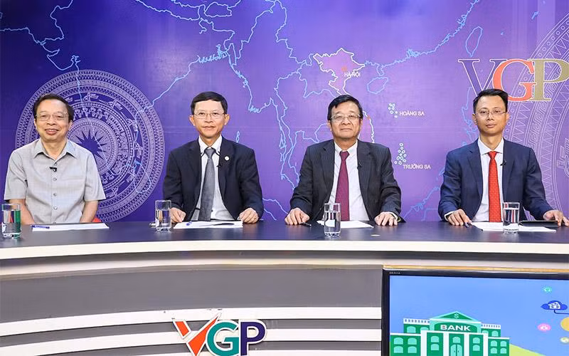 Các vị khách mời tham dự Tọa đàm trực tuyến "Ngành Ngân hàng tiên phong chuyển đổi số: Để toàn dân tham gia, toàn dân hưởng lợi" - (Ảnh: VGP)