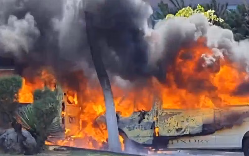 Xe ô-tô 16 chỗ bất ngờ bốc cháy giữa trưa, (Ảnh cắt từ clip người dân cung cấp)