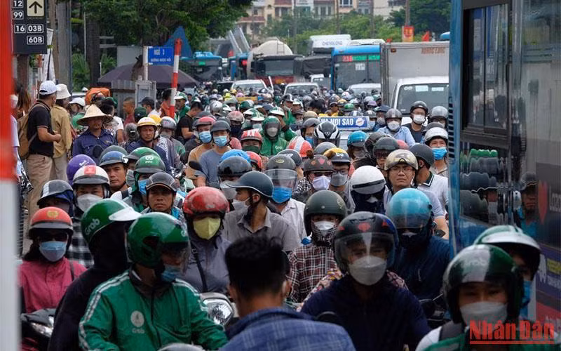 Đường Ngọc Hồi lúc 15 giờ đã đông nghịt xe, các phương tiện phải nhích từng tí một.