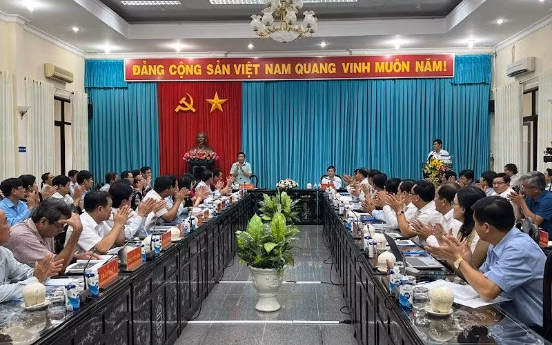 Lãnh đạo 2 tỉnh Bến Tre và Vĩnh Long họp bàn góp ý phương án đầu tư xây dựng cầu Đình Khao.