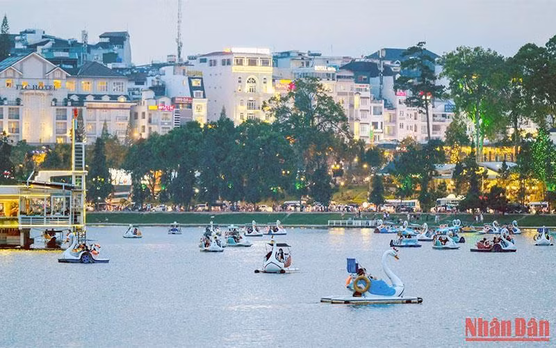 Dịch vụ xe đạp nước trên Hồ Xuân Hương (Đà Lạt) thu hút du khách.