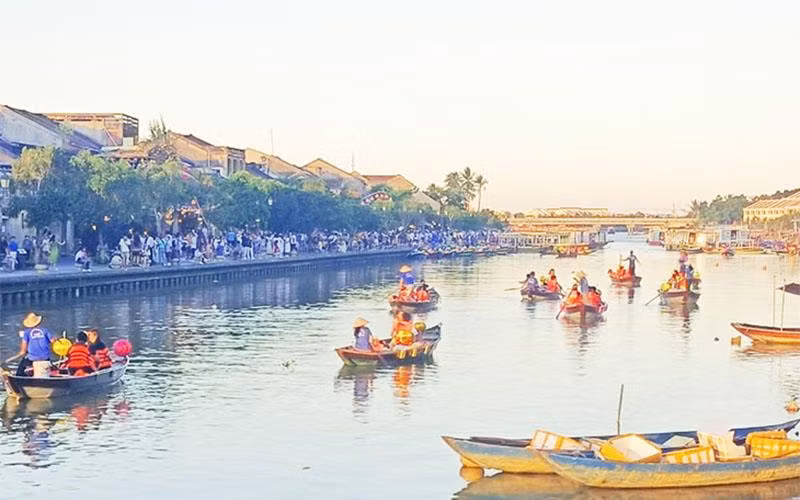 Đông đảo du khách đến tham quan thành phố Hội An.