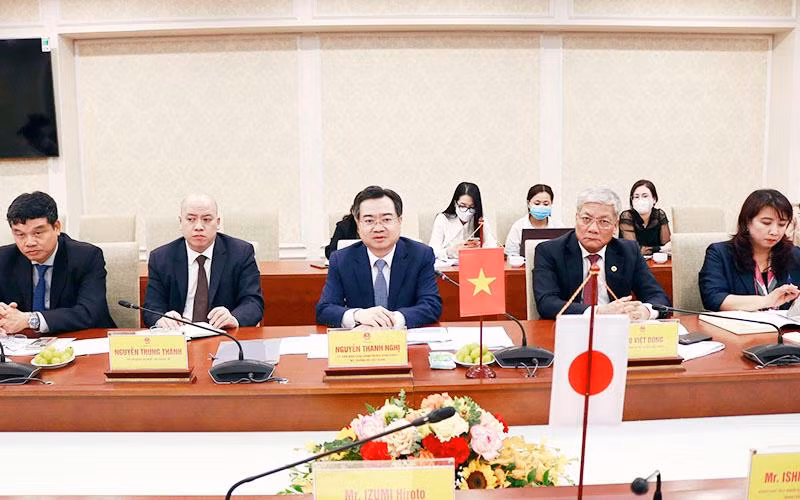 Bộ trưởng Xây dựng Nguyễn Thanh Nghị thông tin với đại diện phía Nhật Bản. (ẢNH: Bộ Xây dựng)