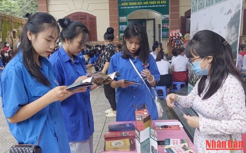 Trong dịp này, các em học sinh còn được tìm hiểu về đồng chí Tô Hiệu qua nhiều tài liệu trưng bày.