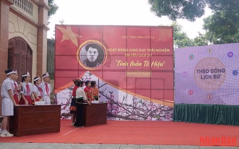 Các em học sinh tham gia thi tìm hiểu về thân thế, quá trình hoạt động cách mạng của đồng chí Tô Hiệu.