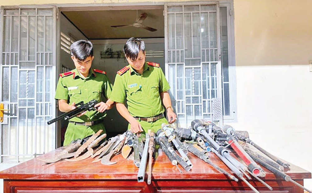 Ảnh minh họa: Lực lượng công an tỉnh Đồng Nai tiếp nhận vũ khí, công cụ hỗ trợ do người dân tự nguyện giao nộp.