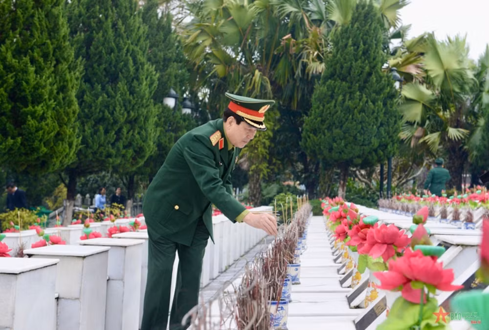 Đại tướng Lương Cường dâng hương tưởng niệm các Anh hùng liệt sĩ tại Nghĩa trang Liệt sĩ quốc gia Vị Xuyên. (Ảnh: Báo Quân đội nhân dân)