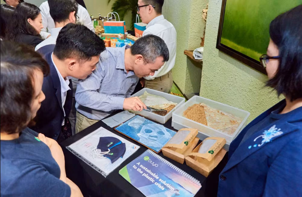 Các sản phẩm của Công ty nhựa sinh học BUYO thu hút sự quan tâm của người tiêu dùng. (Ảnh: Thu Nga)