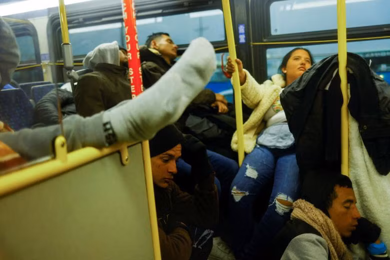 Người di cư, phần lớn đến từ Venezuela, lên xe buýt để tránh cảnh rét buốt khi nhiệt độ giảm mạnh về đêm tại El Paso, bang Texas, Mỹ, ngày 23/12. (Ảnh: Reuters)