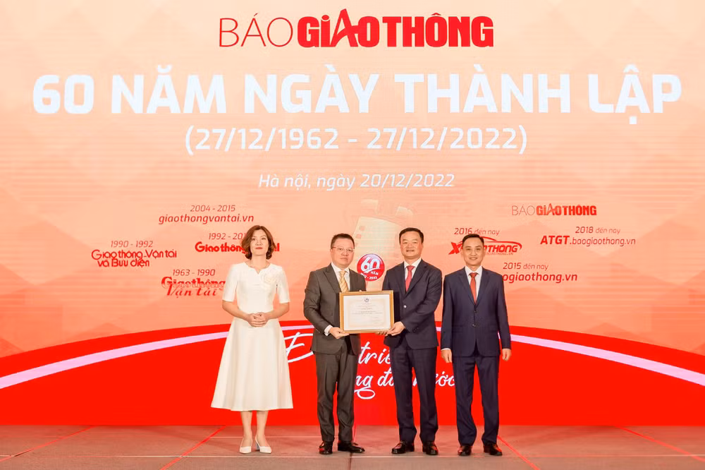 Bộ trưởng Giao thông vận tải Nguyễn Văn Thắng, Tổng Biên tập Báo Nhân Dân Lê Quốc Minh đã trao Bằng khen của Bộ Thông tin và Truyền thông, Bộ Giao thông vận tải và Hội Nhà báo Việt Nam cho tập thể người làm báo Báo Giao thông.