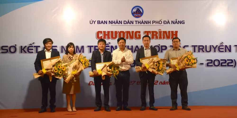 Đồng chí Lương Nguyễn Minh Triết, Ủy viên dự khuyết Trung ương Đảng, Phó Bí thư Thường trực Thành ủy, Chủ tịch Hội đồng nhân dân thành phố trao tặng bằng khen cho 5 tập thể có thành tích xuất sắc trong triển khai thực hiện Chương trình hợp tác truyền thông.
